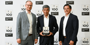 Ranga Yogeshwar presenting the Top 100 award to AuCom MCS GmbH & Co. KG. From left tor right: Frank Liermann (Director Business Unit Director at AuCom), Ranga Yogeshwar (Physicist & Science journalist and Top 100 Mentor), Thomas Zirk (CEO of AuCom Applied Motor Controls).
